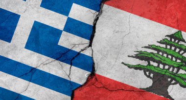 Yunanistan ve Lübnan bayrakları, çatlaklı beton duvar dokusu, grunge arkaplan, askeri çatışma konsepti