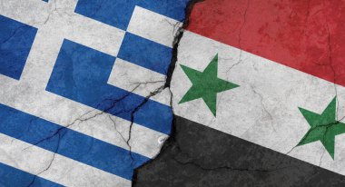 Yunanistan ve Suriye bayrakları, çatlaklı beton duvar dokusu, grunge arkaplan, askeri çatışma konsepti