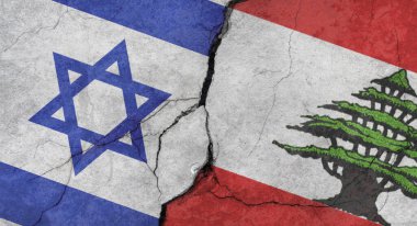 İsrail ve Lübnan bayrakları, çatlaklı beton duvar dokusu, grunge arkaplan, askeri çatışma konsepti