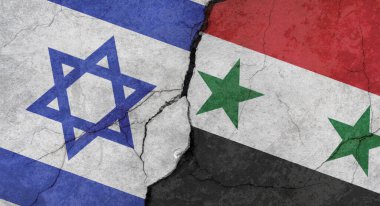 İsrail ve Suriye bayrakları, çatlaklı beton duvar dokusu, grunge arkaplan, askeri çatışma konsepti