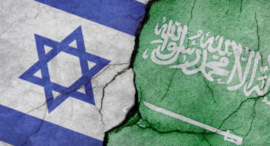 İsrail ve Suudi Arabistan bayrakları, çatlaklı beton duvar dokusu, grunge arka planı, askeri çatışma konsepti