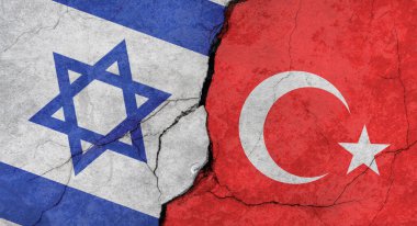 İsrail ve Türkiye bayrakları, çatlaklı beton duvar dokusu, grunge arkaplan, askeri çatışma konsepti