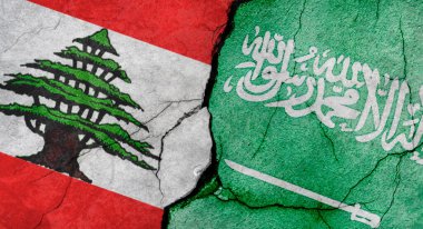 Lübnan ve Suudi Arabistan bayrakları, çatlaklı beton duvar dokusu, grunge arka planı, askeri çatışma konsepti