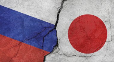 Rusya ve Japonya bayrakları, çatlaklı beton duvar dokusu, grunge arkaplan, askeri çatışma konsepti