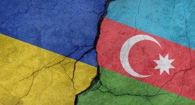 Ukrayna ve Azerbaycan bayrakları, çatlaklı beton duvar dokusu, grunge arka planı, askeri çatışma konsepti