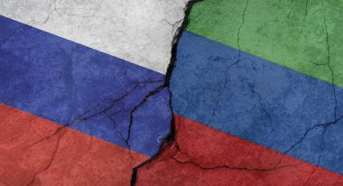 Rusya ve Dağıstan bayrakları, çatlaklı beton duvar dokusu, grunge arka plan, askeri çatışma konsepti