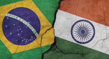 Brezilya ve Hindistan çatlaklara, grunge arkaplana ve askeri çatışma konseptine sahip beton duvar dokusunu bayraklar