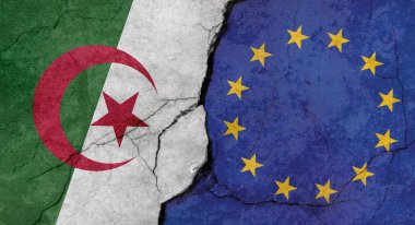 Cezayir ve Avrupa Birliği bayrakları, çatlaklı beton duvar dokusu, grunge arka planı, askeri çatışma konsepti