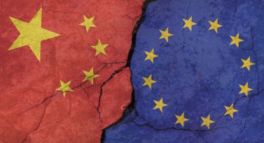 Çin ve Avrupa Birliği bayrakları, çatlaklı beton duvar dokusu, grunge arkaplan, askeri çatışma konsepti