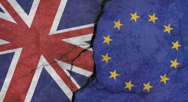 Büyük Britanya ve Avrupa Birliği bayrakları, çatlaklı beton duvar dokusu, grunge arkaplan, askeri çatışma konsepti