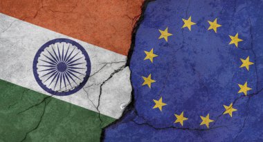 Hindistan ve Avrupa Birliği bayrakları, çatlaklı beton duvar dokusu, grunge arkaplan, askeri çatışma konsepti