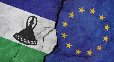 Lesotho ve Avrupa Birliği bayrakları, çatlaklı beton duvar dokusu, grunge arka planı, askeri çatışma konsepti