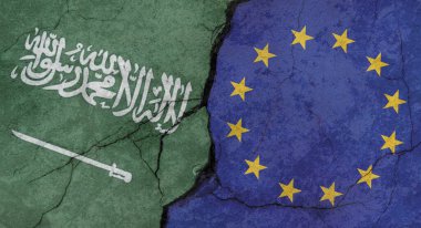 Suudi Arabistan ve Avrupa Birliği bayrakları, çatlaklı beton duvar dokusu, grunge arka planı, askeri çatışma konsepti