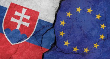 Slovakya ve Avrupa Birliği bayrakları, çatlaklı beton duvar dokusu, grunge arkaplan, askeri çatışma konsepti