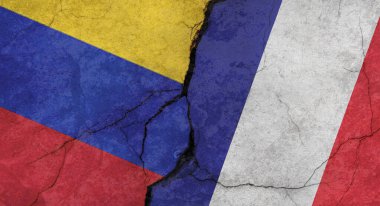 Venezuela ve Fransa, çatlakları, grunge arka planı, askeri çatışma konsepti olan beton duvar dokusunu bayraklar