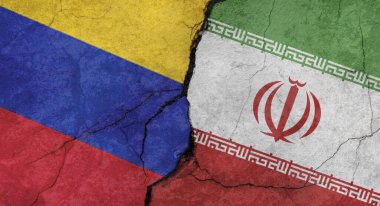 Venezuela ve İran, çatlakları, grunge arka planı, askeri çatışma konsepti olan beton duvar dokusunu bayraklar