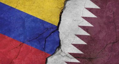 Venezuela ve Katar, çatlaklı beton duvar dokusunu, grunge arkaplanı, askeri çatışma konseptini bayraklar