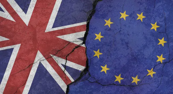 Büyük Britanya ve Avrupa Birliği bayrakları, çatlaklı beton duvar dokusu, grunge arkaplan, askeri çatışma konsepti