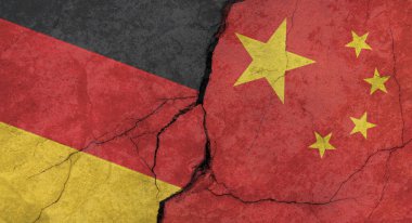 Almanya ve Çin bayrakları, çatlaklı beton duvar dokusu, grunge arkaplan, askeri çatışma konsepti