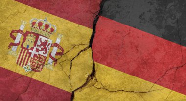 İspanya ve Almanya bayrakları, çatlaklı beton duvar dokusu, grunge arka plan, askeri çatışma konsepti