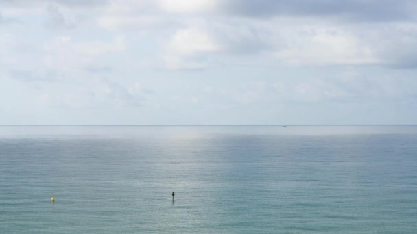Yalnız Kürek Sörfçüsü Sakin Akdeniz — Stok video