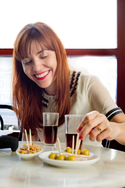 快乐的女人吃西班牙苦艾酒 — 图库照片
