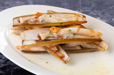 Misket masasında ızgara jilet, sarımsak, maydanoz ve zeytinyağı.