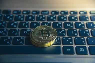 Dizüstü bilgisayarda altın bitcoin, dijital para para kripto para ticareti, Blok Zinciri ve finans kavramı.