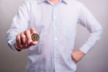 Altın Bitcoin tutan bir iş adamı. Bitcoin ile para kazanmak, dijital para birimi para yatırım konsepti, engelleme zinciri transferi.