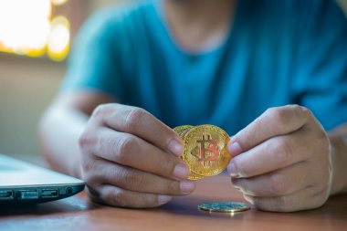 Altın Bitcoin tutan bir iş adamı. Bitcoin ile para kazanmak, dijital para birimi para yatırım konsepti, engelleme zinciri transferi.