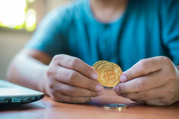 Mano Del Hombre Negocios Sosteniendo Bitcoin Oro Gana Dinero Con — Foto de Stock