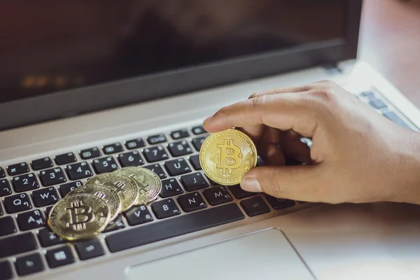 Mano Del Hombre Negocios Sosteniendo Bitcoin Oro Una Computadora Portátil — Foto de Stock