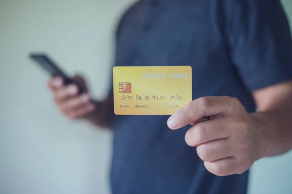 Человек Держащий Кредитную Карту Использующий Смартфон Онлайн Платежей Используя Приложение — стоковое фото