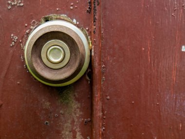 Kolombiya 'nın orta kesimindeki Arcabuco kasabasının yakınlarındaki eski ahşap bir kapıdaki metal ve ahşap kapı tokmağının yakın çekimleri.. 