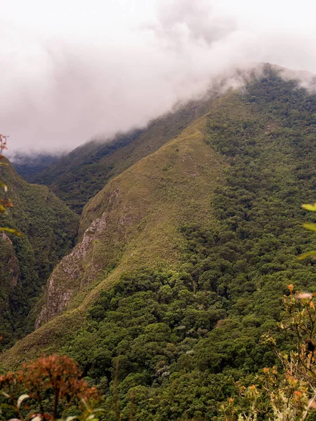 パラモ チョントーレの雄大な山々は コロンビアの中央アンデスのArcabucoの町の近くで 朝の時間に密な雲で覆われています — ストック写真