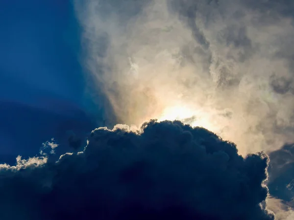 非常に密な雲の後ろの太陽は コロンビア中央部のArcabucoの町の近くの冷たい山の上の空に より微妙な雲に美しい効果を生み出します — ストック写真