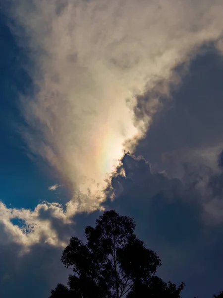 非常に密な雲の後ろの太陽は コロンビア中央部のArcabucoの町の近くの冷たい山の上の空に より微妙な雲に美しい効果を生み出します — ストック写真