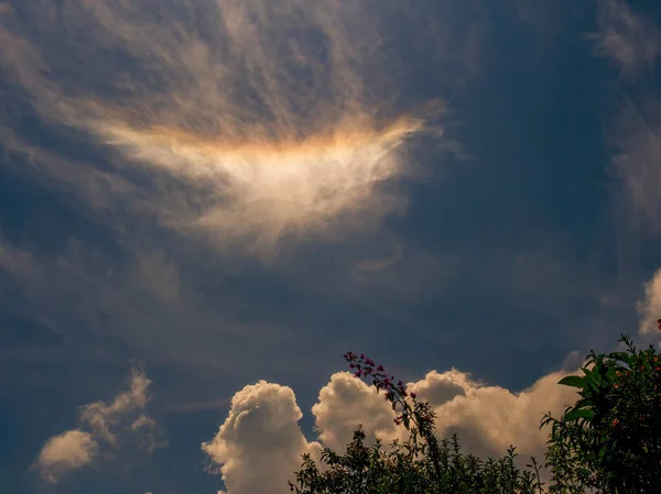 Fenômeno Iridescência Nuvens Céu Obove Montanhas Frias Dos Andes Centrais — Fotografia de Stock