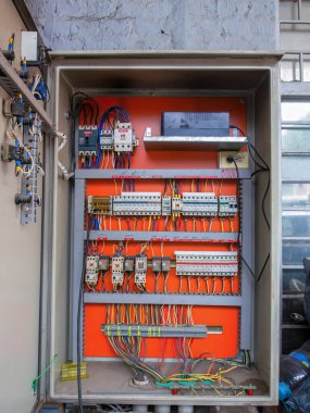 Otomobil dükkanının kompleks devre kutusunun yakın görüntüsü. Devreler el yazısıyla ve İspanyolca bürokrasiyle tanımlanıyor. Kolombiya 'nın merkezindeki Arcabuco kasabasında..