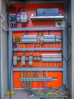 Otomobil dükkanının kompleks devre kutusunun yakın görüntüsü. Devreler el yazısıyla ve İspanyolca bürokrasiyle tanımlanıyor. Kolombiya 'nın merkezindeki Arcabuco kasabasında..