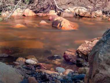 Orta Kolombiya 'nın doğu Andean dağlarında, Arcabuco kasabası yakınlarındaki El Valle nehrinin kayaları ve akarsuyun uzun pozlu fotoğrafları..
