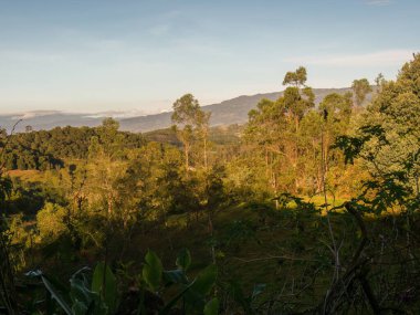 Doğu Andean dağları ve Kolombiya 'nın merkezindeki tarım arazileri sabahın erken saatlerinde Arcabuco kasabası yakınlarındaki açık bir gökyüzünde aydınlandı..