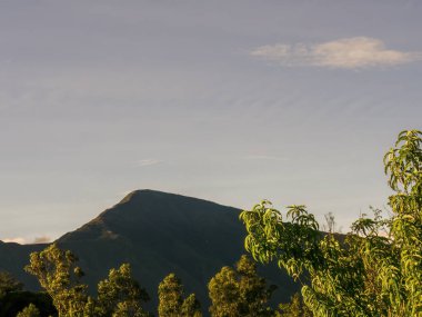 Doğu Andean dağları ve Kolombiya 'nın merkezindeki tarım arazileri sabahın erken saatlerinde Arcabuco kasabası yakınlarındaki açık bir gökyüzünde aydınlandı..