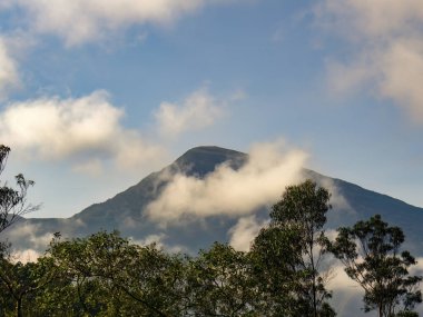 Orta Kolombiya 'nın doğu Andean Dağları' ndaki Iguaque Dağı yakınlarında sabah yüzen bazı dağınık bulutların görüntüsü.
