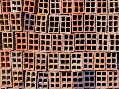 Orta Kolombiya 'nın doğu Andean dağlarındaki bir çiftlikteki inşaat alanında içi boş kil bloklar yığını..