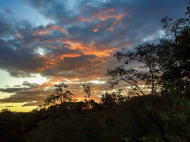 Orta Kolombiya 'daki Arcabuco kasabası yakınlarındaki doğu And Dağları' nın ve ormanın üzerindeki parlaklıktan sonra.