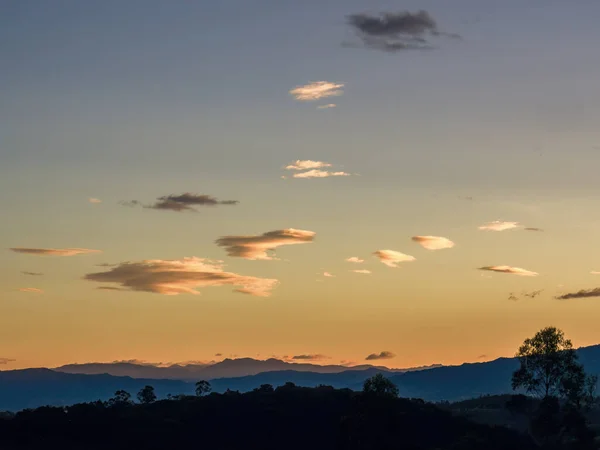Маленька Бавовна Хмари Плавають Заході Сонця Над Східними Андськими Горами — стокове фото