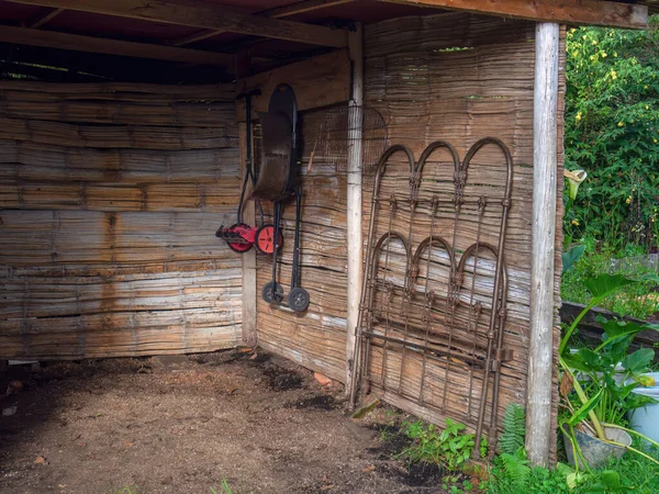 コロンビア中央のヴィラ レイヴァの植民地の町の近くの農場で 基本的な黒いグリルとヴィンテージのベッドから吊るされた手動芝刈り機 — ストック写真
