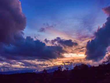 Gün batımında Orta Kolombiya 'nın doğu And Dağları' nın tepelerinde farklı türde bulutların güzel renkleri..