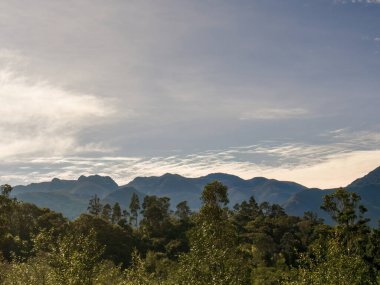 Orta Kolombiya 'nın doğu Andean dağları üzerinde, Arcabuco kasabası yakınlarında güneşli bir sabahta asılı duran küçük yumuşak bulutlar..